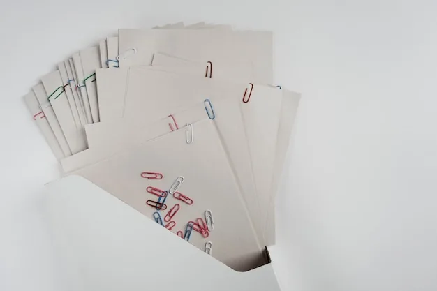 Stosy dokumentów i papierów firmowych ułożone na biurku